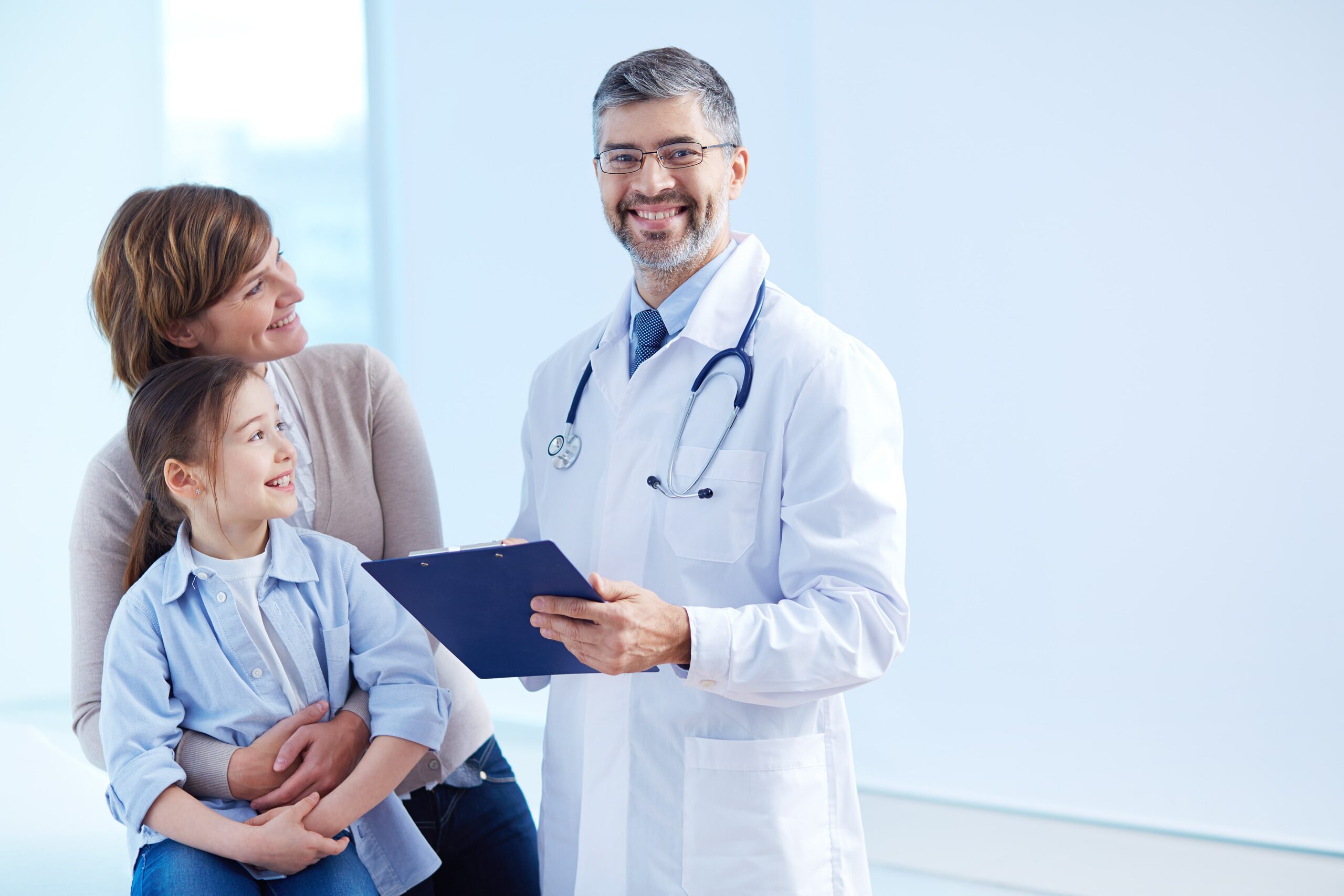 happy-doctor-holding-clipboard-with-patients-min-scaled